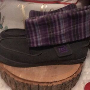 Ladies skateboard shoe all leather uppers .